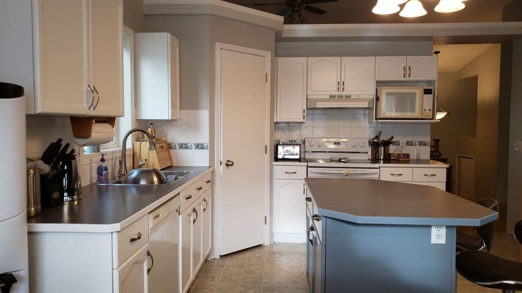 Trendy two-tone white and dark grey painted kitchen cabinets