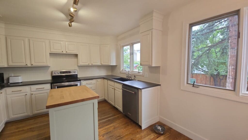 Two tone bright kitchen 3