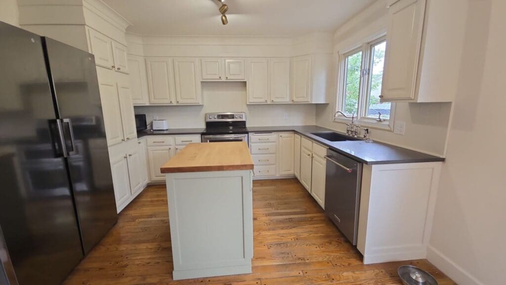 Two tone bright kitchen 4